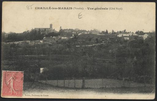 Le bourg, avec l'église en arrière-plan : vu du Nord (vues 1-2), du Sud-Ouest (vue 3), du Sud (vues 4-10) et de l'Est (vues 11-13) / Dugleux phot., La Roche-sur-Yon (vue 13).